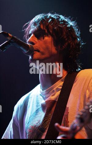 Jason Pierce von Spiritualized mit Backing Sängern im Konzert in Koko in Camden, Nord-London. Stockfoto