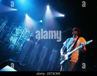 Jason Pierce von Spiritualized mit Backing Sängern im Konzert in Koko in Camden, Nord-London. Stockfoto