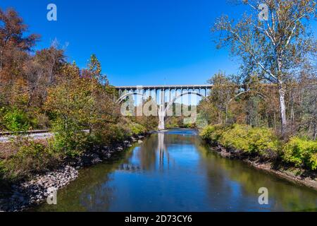 Wunderschöne Herbstlandschaft einer Brücke über den Cuyahoga River im Cuyahoga Valley National Park, Ohio, USA Stockfoto