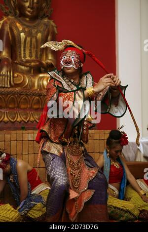 Tänzer der Southern Breeze Tanzgruppe treten bei der Eröffnung des Thai Square Restaurants in Covent Garden, London auf. Stockfoto