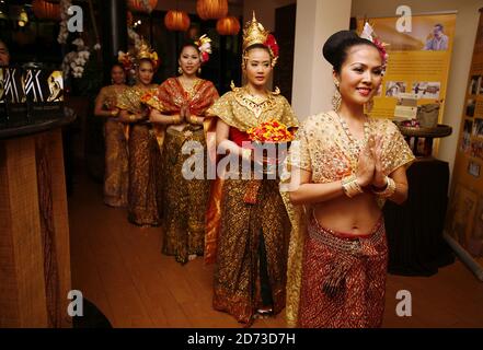 Tänzer der Southern Breeze Tanzgruppe treten bei der Eröffnung des Thai Square Restaurants in Covent Garden, London auf. Stockfoto