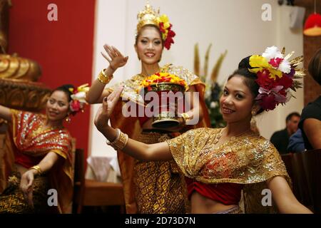 Tänzer der Southern Breeze Tanzgruppe treten bei der Eröffnung des Thai Square Restaurants in Covent Garden, London auf. Stockfoto