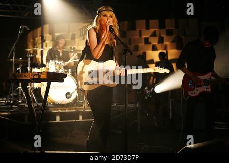 Duffy Dreidiger von Ladyhawke spielt live während der Aufnahme von Channel 4's T-Mobile Transmission, in der RAM Brewery in Wandsworth, London. Stockfoto