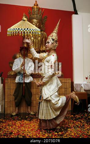 Tänzer der Southern Breeze Tanzgruppe treten bei der Eröffnung des Thai Square Restaurants in Covent Garden, London auf. Stockfoto