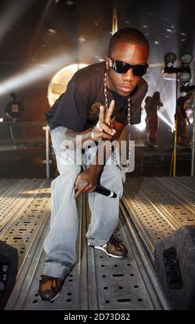 Tinchy Stryder spielt live während der Aufnahme von Channel 4's T-Mobile Transmission, in der RAM Brewery in Wandsworth, London. Stockfoto