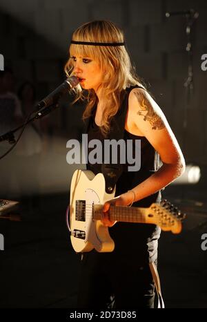 Duffy Dreidiger von Ladyhawke spielt live während der Aufnahme von Channel 4's T-Mobile Transmission, in der RAM Brewery in Wandsworth, London. Stockfoto