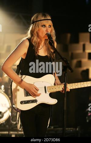 Duffy Dreidiger von Ladyhawke spielt live während der Aufnahme von Channel 4's T-Mobile Transmission, in der RAM Brewery in Wandsworth, London. Stockfoto