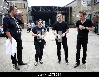 Die schottische Band Glasvegas backstage während der Aufnahme von Channel 4's T-Mobile Transmission, in der RAM Brewery in Wandsworth, London. Stockfoto