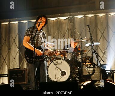 Sam Duckworth von Get Cape, Wear Cape, Fly spielt live bei der Aufnahme von Channel 4's T-Mobile Transmission, in der RAM Brewery in Wandsworth, London. Stockfoto