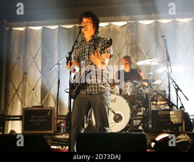 Sam Duckworth von Get Cape, Wear Cape, Fly spielt live bei der Aufnahme von Channel 4's T-Mobile Transmission, in der RAM Brewery in Wandsworth, London. Stockfoto