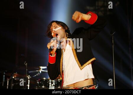 Carl Barat spielt live im Adam Ant Make-up während der Aufnahme von Channel 4's T-Mobile Transmission, in der RAM Brewery in Wandsworth, London. Stockfoto