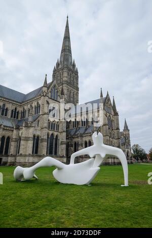 Große Reclining Figur Skulptur des Künstlers Henry Moore auf dem Display außerhalb Salisbury Cathedral, Wiltshire, Großbritannien Stockfoto