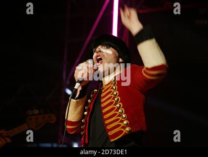 Ian Burgess spielt live im Adam Ant Make-up während der Aufnahme von Channel 4's T-Mobile Transmission, in der RAM Brewery in Wandsworth, London. Stockfoto