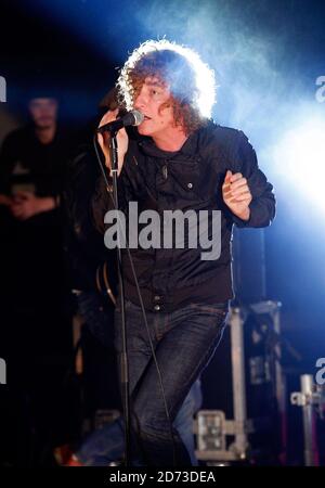 Matt Bowman von den Pigeon Detectives spielt live während der Aufnahme von Channel 4's T-Mobile Transmission, in der RAM Brewery in Wandsworth, London. Stockfoto