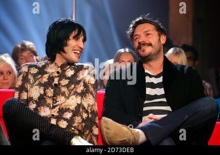 Noel Fielding und Julian Barratt von The Mighty Boosh während der Aufnahme von Channel 4's T-Mobile Transmission, in der RAM Brewery in Wandsworth, London. Stockfoto