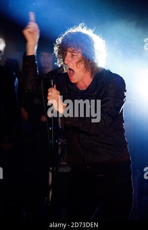 Matt Bowman von den Pigeon Detectives spielt live während der Aufnahme von Channel 4's T-Mobile Transmission, in der RAM Brewery in Wandsworth, London. Stockfoto