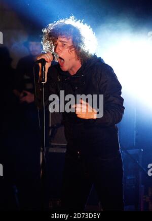 Matt Bowman von den Pigeon Detectives spielt live während der Aufnahme von Channel 4's T-Mobile Transmission, in der RAM Brewery in Wandsworth, London. Stockfoto