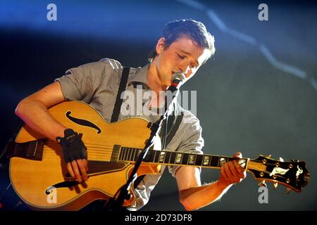 Hayden Thorpe of Wild Beasts spielt live während der Aufnahme von Channel 4's T-Mobile Transmission, in der RAM Brewery in Wandsworth, London. Stockfoto