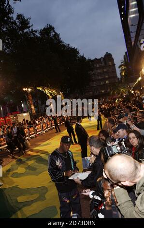 Dizzee Rascal signiert Autogramme, als er bei der Premiere von Tropic Thunder am Odeon Leicester Square in London ankommt. Stockfoto