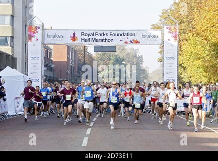 Beim Halbmarathon der Royal Parks Foundation in Hyde Park, London, überqueren die Teilnehmer die Startlinie. Über 10,000 Läufer liefen 13.1 Meilen durch vier Royal Parks und endeten beim Brakes Food and Fitness Festival im Hyde Park. Stockfoto