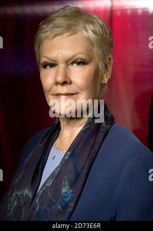 Neue Wachsfiguren von Daniel Craig als James Bond und Dame Judi Dench als M werden im Madame Tussauds in London vorgestellt. Stockfoto