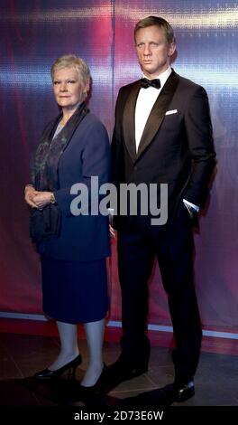 Neue Wachsfiguren von Daniel Craig als James Bond und Dame Judi Dench als M werden im Madame Tussauds in London vorgestellt. Stockfoto