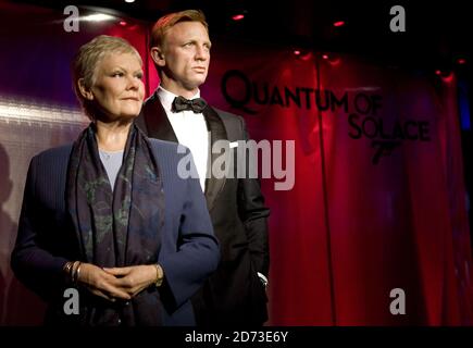 Neue Wachsfiguren von Daniel Craig als James Bond und Dame Judi Dench als M werden im Madame Tussauds in London vorgestellt. Stockfoto