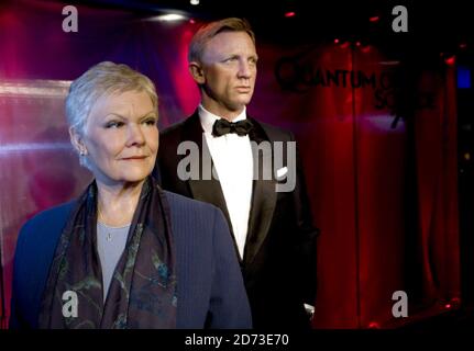 Neue Wachsfiguren von Daniel Craig als James Bond und Dame Judi Dench als M werden im Madame Tussauds in London vorgestellt. Stockfoto