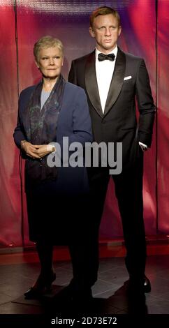 Neue Wachsfiguren von Daniel Craig als James Bond und Dame Judi Dench als M werden im Madame Tussauds in London vorgestellt. Stockfoto