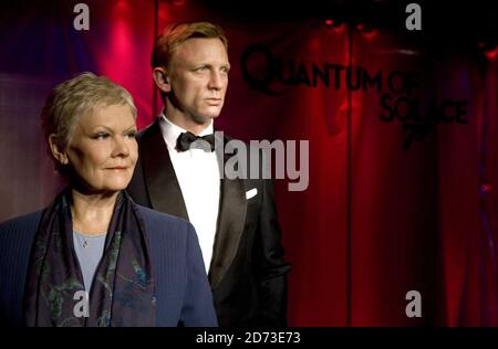 Neue Wachsfiguren von Daniel Craig als James Bond und Dame Judi Dench als M werden im Madame Tussauds in London vorgestellt. Stockfoto