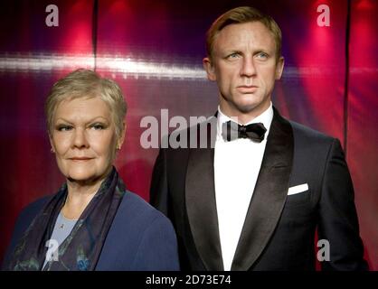 Neue Wachsfiguren von Daniel Craig als James Bond und Dame Judi Dench als M werden im Madame Tussauds in London vorgestellt. Stockfoto
