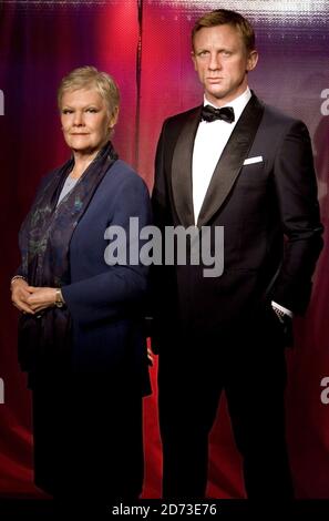 Neue Wachsfiguren von Daniel Craig als James Bond und Dame Judi Dench als M werden im Madame Tussauds in London vorgestellt. Stockfoto