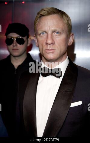 Neue Wachsfiguren von Daniel Craig als James Bond und Dame Judi Dench als M werden im Madame Tussauds in London vorgestellt. Stockfoto