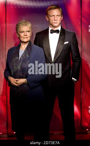 Neue Wachsfiguren von Daniel Craig als James Bond und Dame Judi Dench als M werden im Madame Tussauds in London vorgestellt. Stockfoto