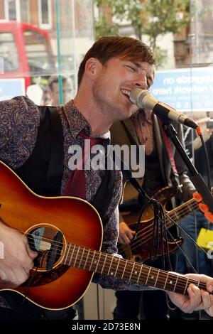 Dan Gillespie verkauft das Feeling live im Carphone Warehouse in der Oxford Street in London, für die Einführung des neuen Nokia kommt mit Musik-Service. Stockfoto