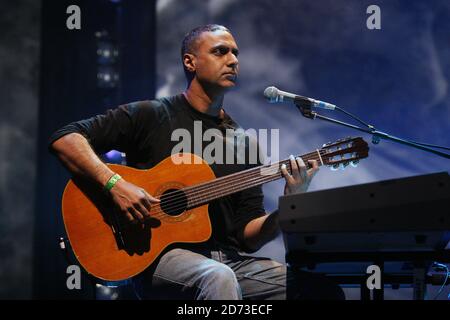 Nitin Sawhney tritt während der BBC Electric Proms im Roundhouse in Camden Town, London, auf. Stockfoto