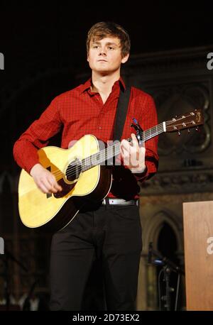 Tom Chaplin von Keane auf der Bühne in der Union Chapel in Islington, North London, im Rahmen der Mencap Little Noise Sessions. Stockfoto