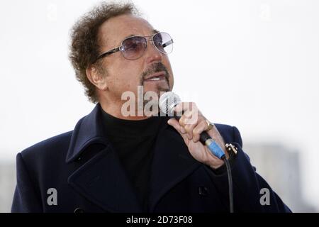 Sänger Tom Jones wird im Rahmen der BBC2s Culture Show 'British Busking Challenge' im Zentrum von London auf der South Bank zu sehen sein. Stockfoto