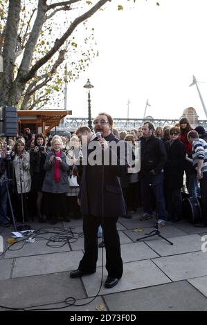 Sänger Tom Jones wird im Rahmen der BBC2s Culture Show 'British Busking Challenge' im Zentrum von London auf der South Bank zu sehen sein. Stockfoto