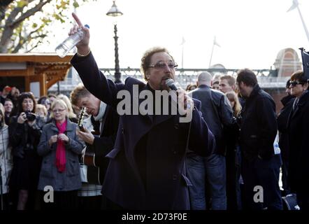 Sänger Tom Jones wird im Rahmen der BBC2s Culture Show 'British Busking Challenge' im Zentrum von London auf der South Bank zu sehen sein. Stockfoto