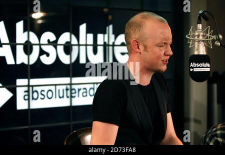 Issac Slade of the Fray spielt live bei den Absolute Radio Christmas Zoo Sessions, in ihrem Studio im Zentrum von London. Stockfoto