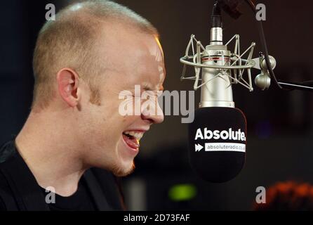 Issac Slade of the Fray spielt live bei den Absolute Radio Christmas Zoo Sessions, in ihrem Studio im Zentrum von London. Stockfoto