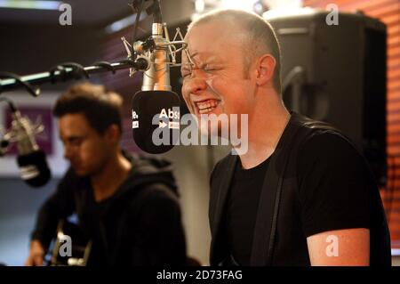 Issac Slade of the Fray spielt live bei den Absolute Radio Christmas Zoo Sessions, in ihrem Studio im Zentrum von London. Stockfoto