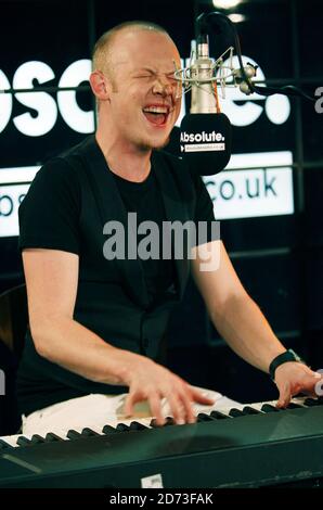 Issac Slade of the Fray spielt live bei den Absolute Radio Christmas Zoo Sessions, in ihrem Studio im Zentrum von London. Stockfoto