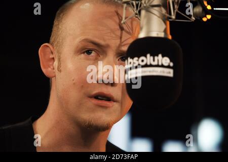 Issac Slade of the Fray spielt live bei den Absolute Radio Christmas Zoo Sessions, in ihrem Studio im Zentrum von London. Stockfoto