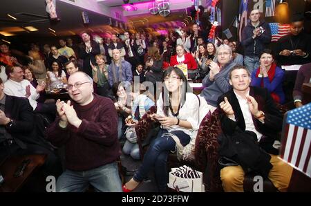 Unterstützer beobachten die Amtseinführung von Barack Obama als US-Präsident bei der Progressive Vision Inauguration Party in Yates's Wine Bar Leicester Square, London. Stockfoto