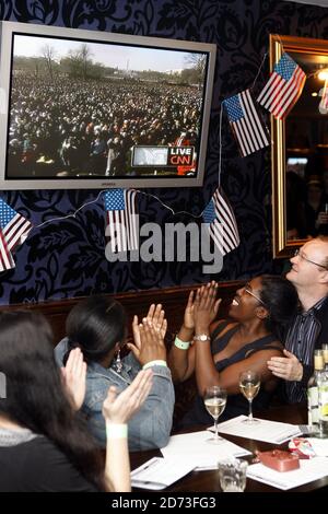 Unterstützer beobachten die Amtseinführung von Barack Obama als US-Präsident bei der Progressive Vision Inauguration Party in Yates's Wine Bar Leicester Square, London. Stockfoto