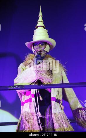 Grace Jones tritt auf der Bühne im Roundhouse im Norden Londons auf. Stockfoto