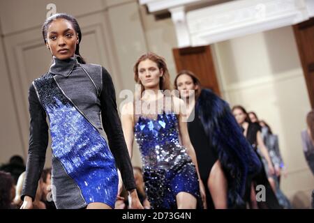 Models wie Jourdan Dunn auf dem Laufsteg während der Julien MacDonald Fashion Show, die im Benqueting House im Zentrum von London im Rahmen der London Fashion Week 2009 stattfand. Stockfoto