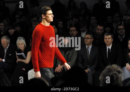 Ein Model auf dem Laufsteg bei der Saor Fashion Show, die im Rahmen der London Fashion Week 2009 im BFC Zelt in South Kensington im Zentrum von London stattfand. Stockfoto